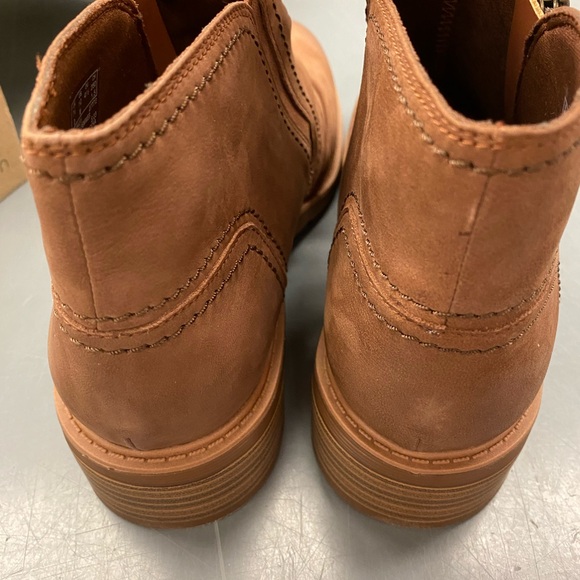 New Clarks hearth dove - tan nubuck leather booties - ankle boots - 10 - Picture 6 of 9